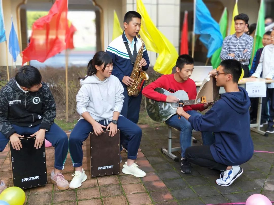 宣传工作后,内江天立高中终于迎来了首届学生社团招新活动,高中部中庭